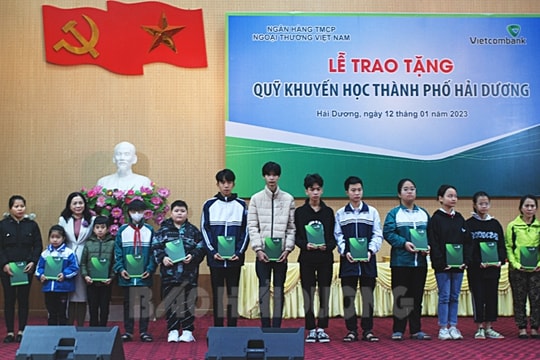 Hội Khuyến học TP Hải Dương trao học bổng cho 37 học sinh nghèo vượt khó